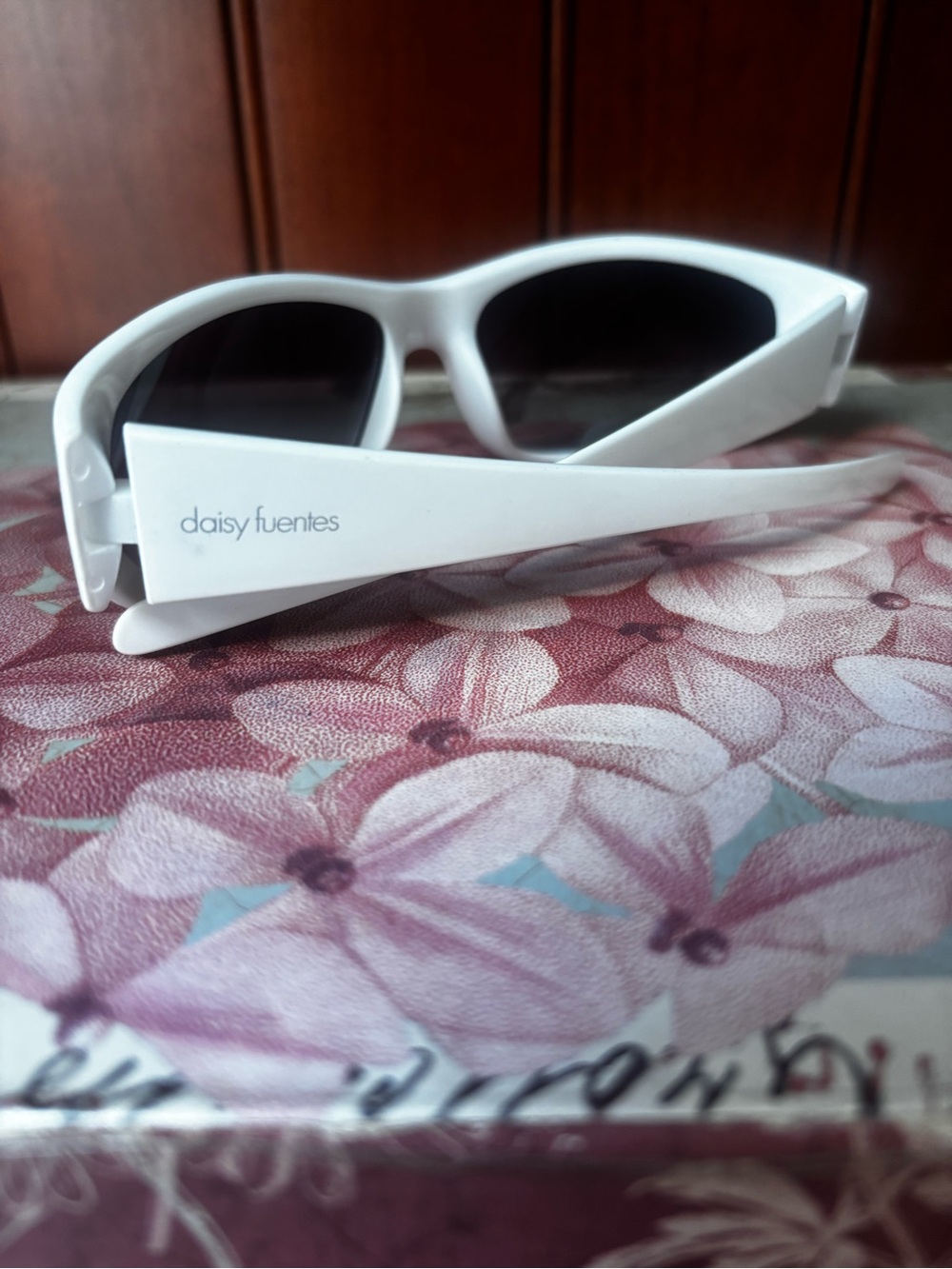Daisy Fuentes white wrap-around sunglasses vintage Y2K-style - Picture 4 of 12